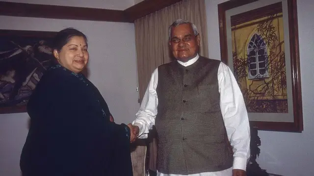 வாஜ்பேயி உடன் ஜெயலலிதா 