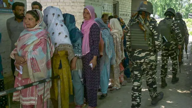 انڈیا کے زیرانتظام کشمیر میں انڈین الیکشن کے دودران تین پارلیمانی سیٹوں کے لئے ووٹنگ