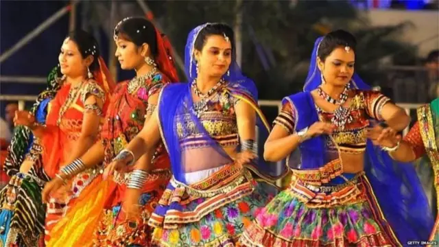પ્રતીકાત્મક તસવીર પ્રતીકાત્મક તસવીર નવરાત્રિ, દાંડિયારાસ દાંડિયા ગરબો ગુજરાત બીબીસી ગુજરાતી