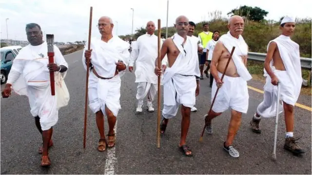 గాంధీ వేషధారణలో ఆయన ఫాలోయర్లు