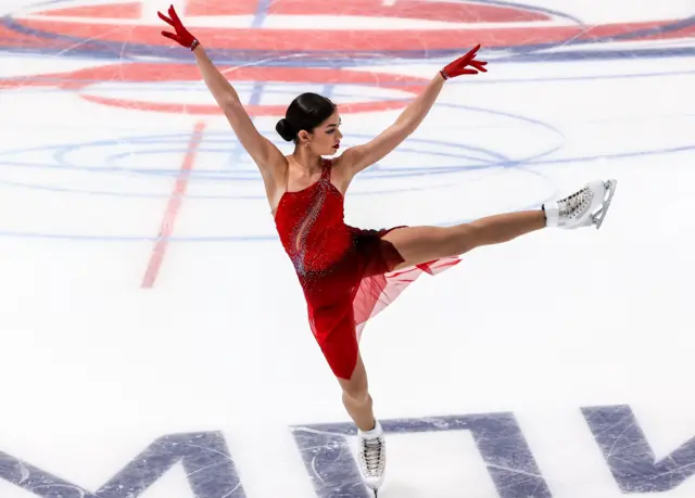 Фигуристка Аделия Петросян во время выступления на чемпионате России
