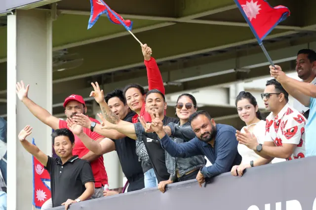 ओमानको मैदानमा नेपाली क्रिकेट फ्यान