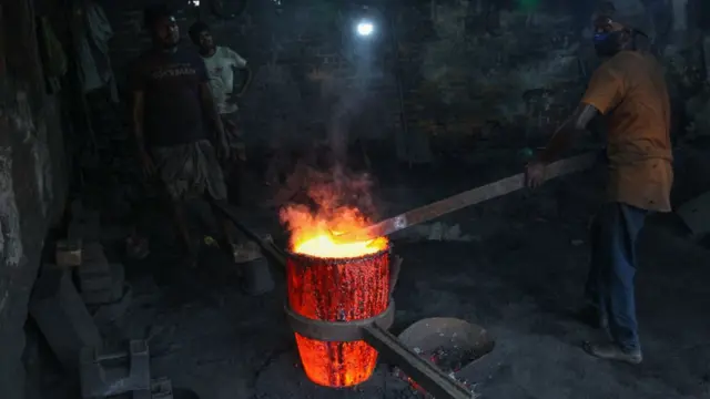 বুড়িগঙ্গার তীরে জাহাজ তৈরির কারখানা, ০৯-০৩-২০২০।