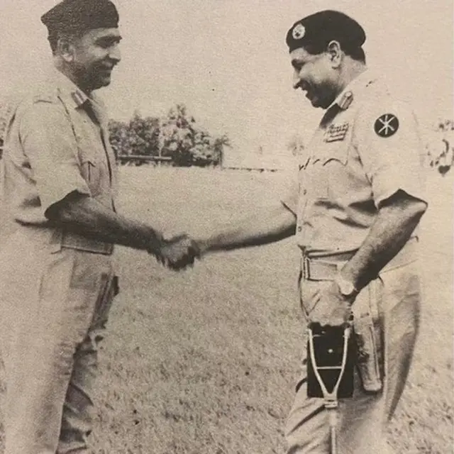 జనరల్ అన్సార్‌తో కరచాలనం చేస్తున్న జనరల్ నియాజీ