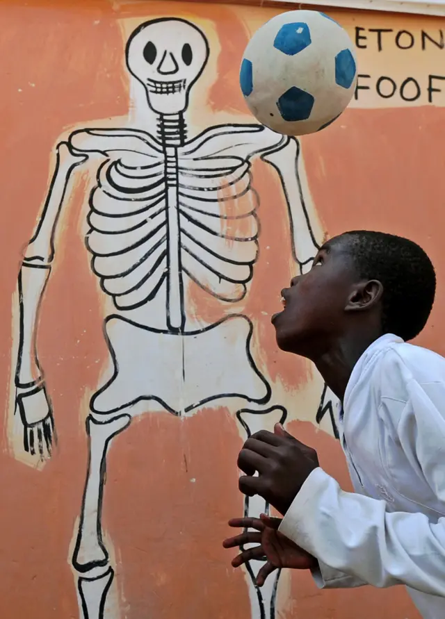 Niños jugando fútbol