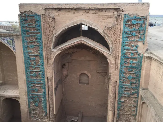 د کاشي د تولید صنعت په هرات کې نژدې اته سوه کاله مخینه لري او ان د غوریانو د واکمنۍ له وخت کاشیان هم په هرات کې لیدل کېږي.