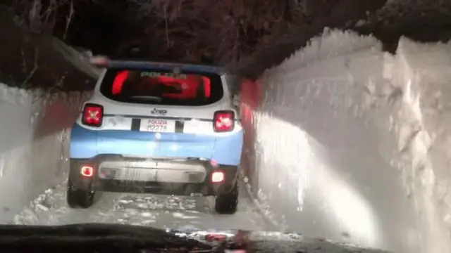 Поліція продирається до готелю під снігом