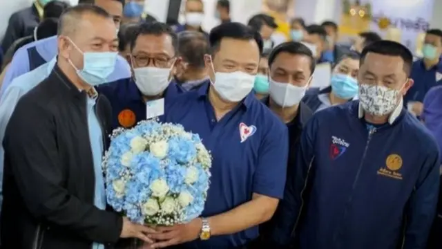 นายศักดิ์สยาม ชิดชอบ (ขวา) เลขาธิการ ภท. ร่วมงานวันเกิดพรรคเมื่อวันที่ 6 เม.ย. เพียงหนึ่งวันก่อนที่ผลการตรวจจะยืนยันว่าเขาติดโควิด-19