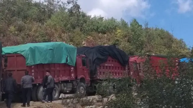 မြေရှားသတ္တုတူးဖော်နေတဲ့ နေရာအနီးက တရုတ်ကားတွေနဲ့ တရုတ်နိုင်ငံသားတချို့