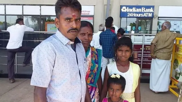 குடும்பத்தினருடன் தமிழக தொழிலாளி பெரியகருப்பன்