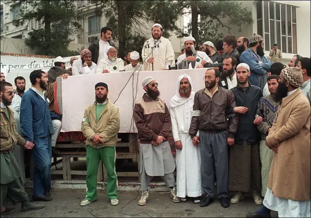 مؤسسو الجبهة الإسلامية للإنقاذ يقفةن على المنصة في مؤتمر انتخابي في أبريل/نيسان عام 1990 في الجزائر العاصمة