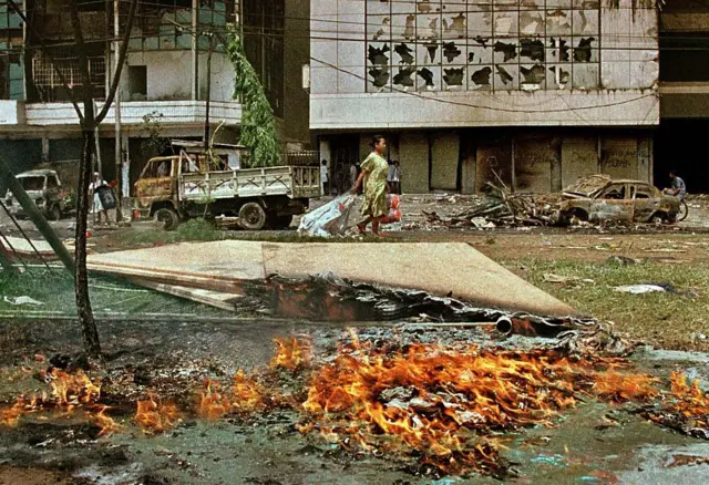 Jalan penuh reruntuhan di Jakarta, 15 Mei 1998, setelah kerusuhan pecah