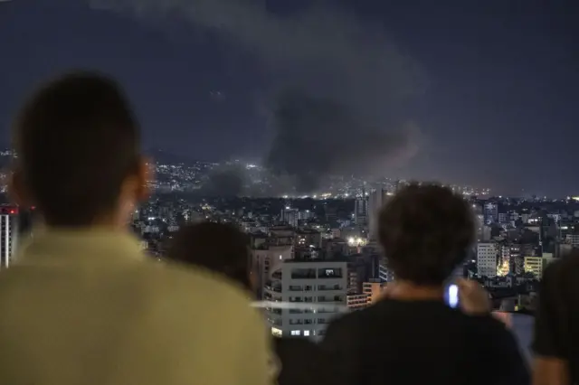 Personas miran explosiones a las afueras de Beirut