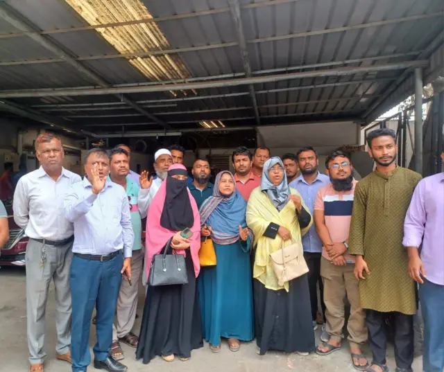 স্বজনরা ভিড় করেছেন মালিকানা প্রতিষ্ঠানের সামনে