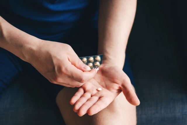 قرصهایی در دو دست