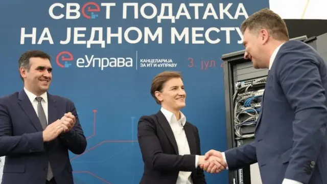 S leva na desno: Gradonačelnik Kragujevca Radomir Nikolić, premijerka Srbije Ana Brnabić i direktor Kancelarije za IT i eUpravu Mihailo Jovanović na svečanosti prilikom početka izgradnje data centra.