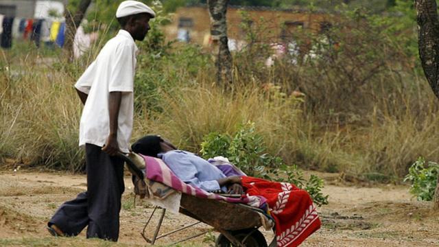津巴布韦哈拉雷一名男子用手推车推着亲友到附近的霍乱诊所（资料图片）