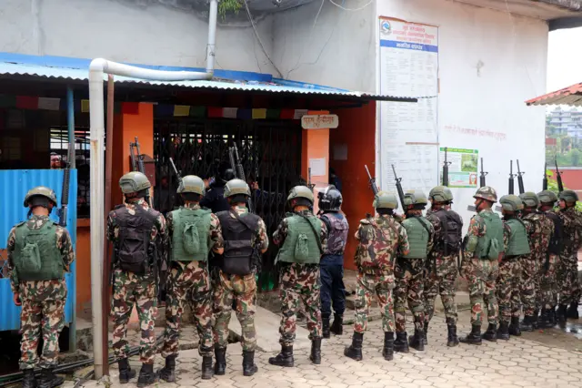 एउटा जेलको सुरक्षा दिइरहेका सैनिकहरू