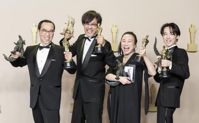 米アカデミー賞で視覚効果賞を受賞した「ゴジラ-1.0」の山崎貴監督（左から2番目）（ロサンゼルス、10日