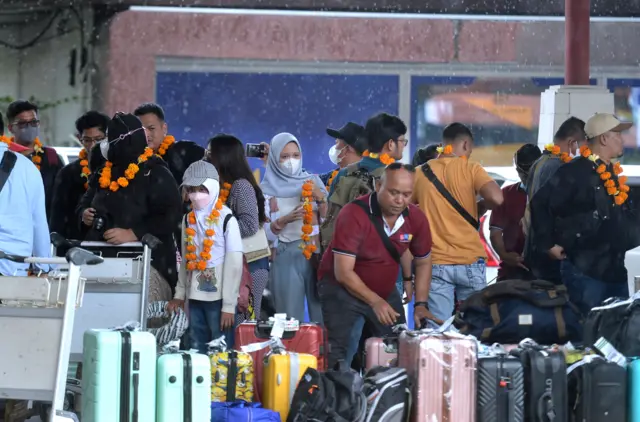 Penumpang pesawat tiba di Terminal Domestik Bandara Internasional I Gusti Ngurah Rai, Badung, Bali, Jumat (20/1)