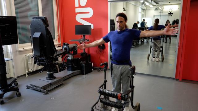 Homem com pernas paralisadas consegue andar graças a implante