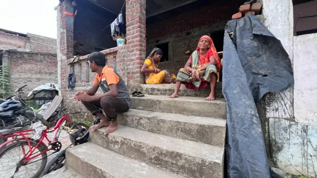 કડોદ ગામમાં રહેતાં કપિલાબેન વસાવાએ પૂરના ડરથી દેવું કરી પોતાના ઘરમાં જરૂરી ફેરફાર કર્યા છે જેથી પૂરના પાણીથી બચી શકાય