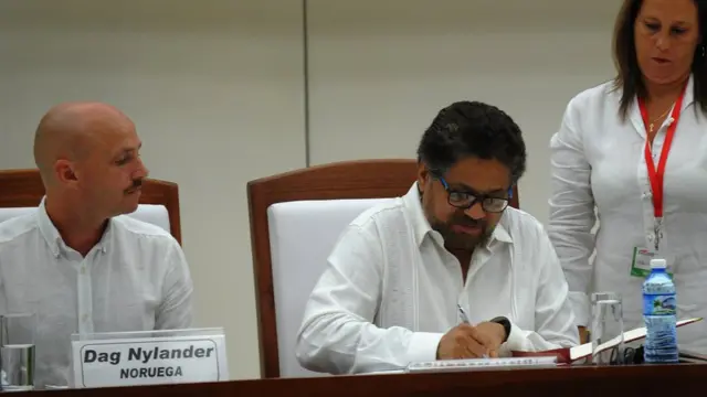 Dag Nylander observa a Ivan Márquez de las FARC firmar el documento de paz.