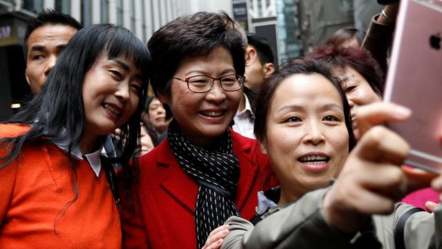 林鄭月娥在當選後一日與支持者合照。