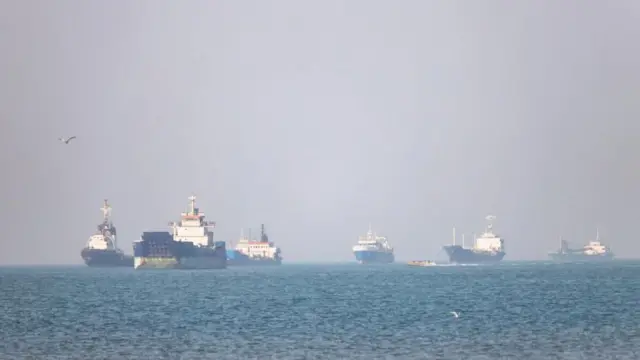Varios barcos petroleros estancados en el estrecho de Ormuz