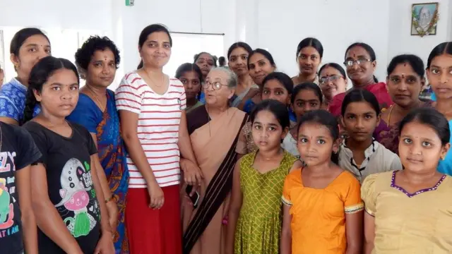 చిన్నారులతో మనోహరి