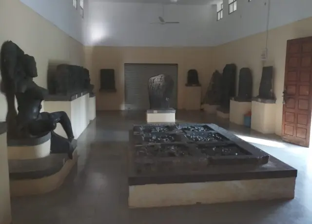 మ్యూజియంలో భద్రపరిచిన తవ్వకాల్లో లభించిన శిల్పాలు