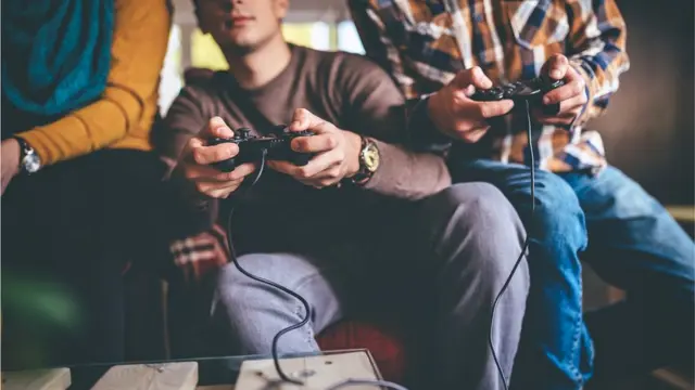 شباب يلعبون