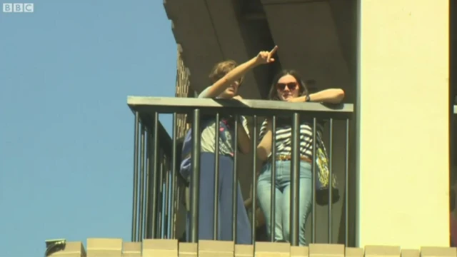 Две девушки на смотровой площадке