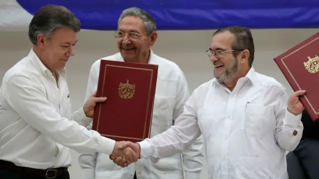 Juan Manuel santos y Timoleón Jiménez "Timochenko" luego de firmar un acuerdo en La Habana