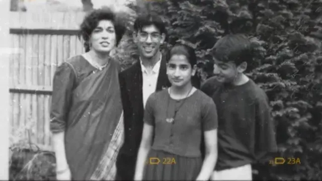 Soldan sağa, Rishi Sunak'ın annesi Usha, Rishi Sunak, erkek kardeşi Sanjay ile kız kardesi Raakhi