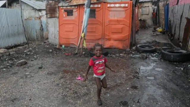 Mtoto akicheza nje ya nyumba yao kwenye mtaa wa mabanda mjini Port-au-Prince, Haiti