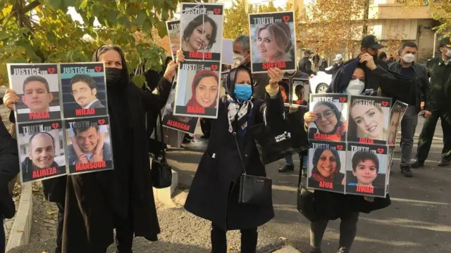 دومین هفته پیاپی حضور خانواده جان‌باختگان هواپیمای اوکراینی در مقابل دادگاه نظامی تهران