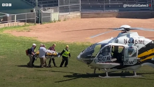 Салмана Рушди на носилках несут к вертолету