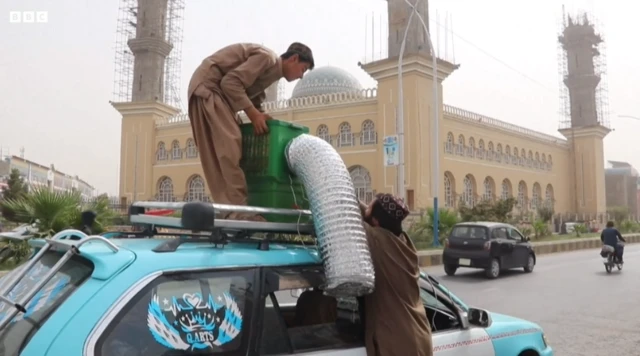 প্রচলিত এয়ার কুলারের চেয়ে হাতে বানানো এসব এয়ার কুলারকে বেশি সুবিধাজনক বলছেন ট্যাক্সিচালকরা