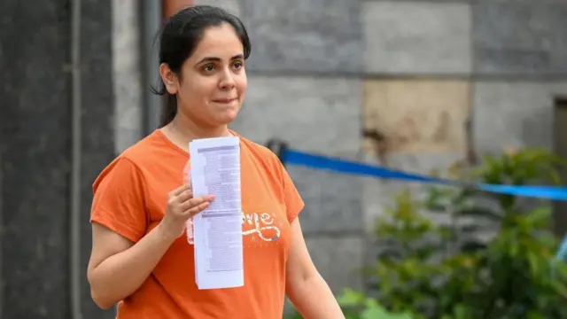 नोएडा में नीट-पीजी परीक्षा देकर परीक्षा केंद्र से बाहर निकलती छात्रा (फाइल फोटो, 11 अगस्त 2024)