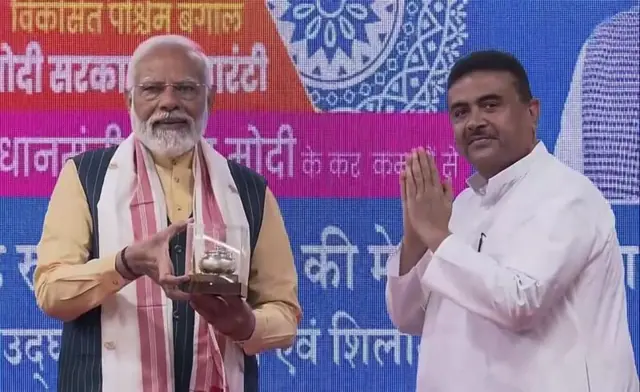 प्रधानमंत्री नरेंद्र मोदी पश्चिम बंगाल में बीजेपी नेता शुभेंदु अधिकारी के साथ (फ़ाइल फोटो)