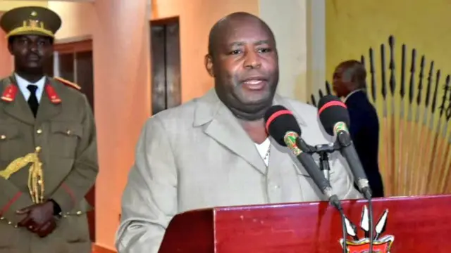 Prezida Ndayishimiye yagize ati: "...[ugumye] urumviriza ibihuha woherayo"