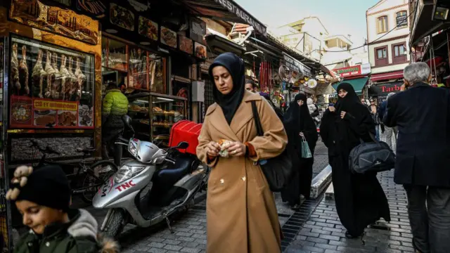 İstanbul'da Suriyelilerin yoğun olarak işyerlerinin bulunduğu, Fatih'teki Malta çarşısında yürüyen kadınlar 