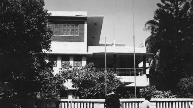 ধানমন্ডি ৩২ নাম্বার রোডের সেই বাড়িটি যেখান থেকে কমান্ডো অভিযান চালিয়ে শেখ মুজিবকে আটক করা হয়। বাড়িটি এখন জাদুঘর।