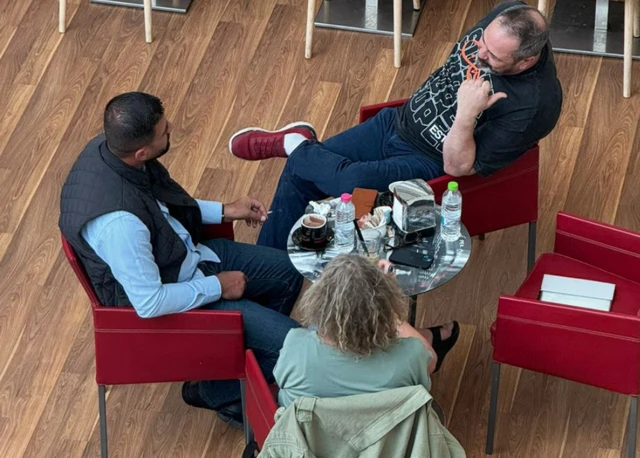 BBC ekibinin Majeed'le görüşmesi, şoförleri tarafından gizlice görüntülendi