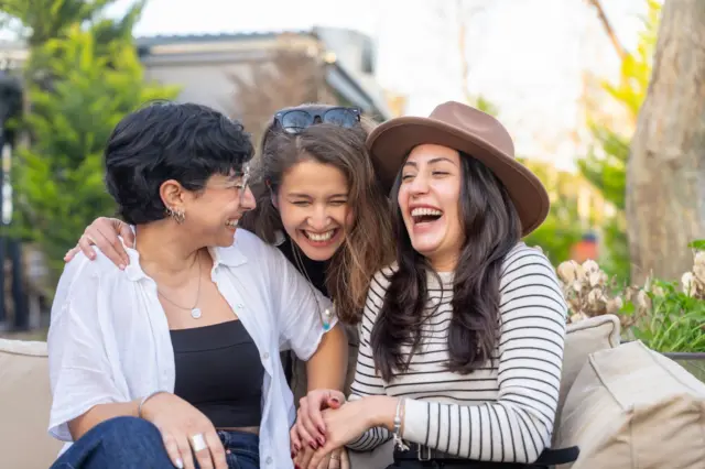 Tres mujeres riéndose