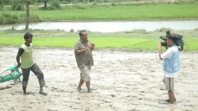 शेख़ सिराज ने कृषि पर टेलीविज़न कार्यक्रमों के लिए पूरे बांग्लादेश की यात्रा की और सफलता की कहानियां सामने लाए