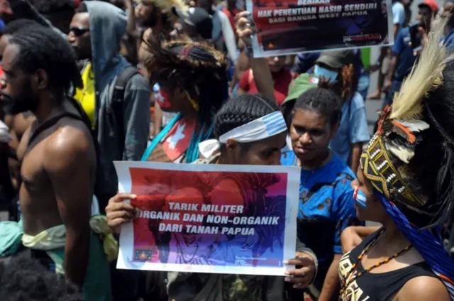 Para aktivis Papua meneriakkan slogan-slogan saat menggelar aksi unjuk rasa di Jakarta, Indonesia, 22 Agustus 2019.