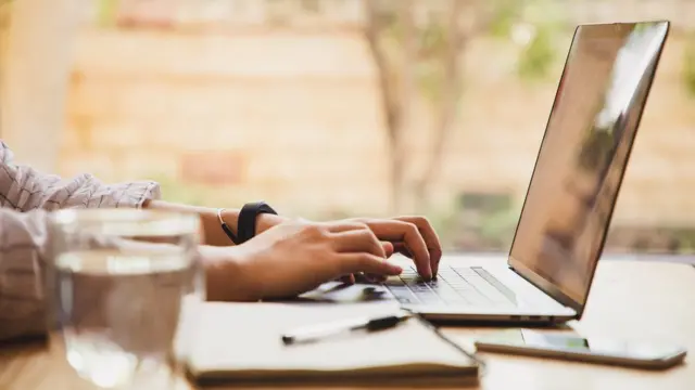 Alguien frente a una computadora