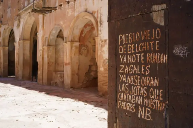 La entrada de la iglesia de Belchite.
